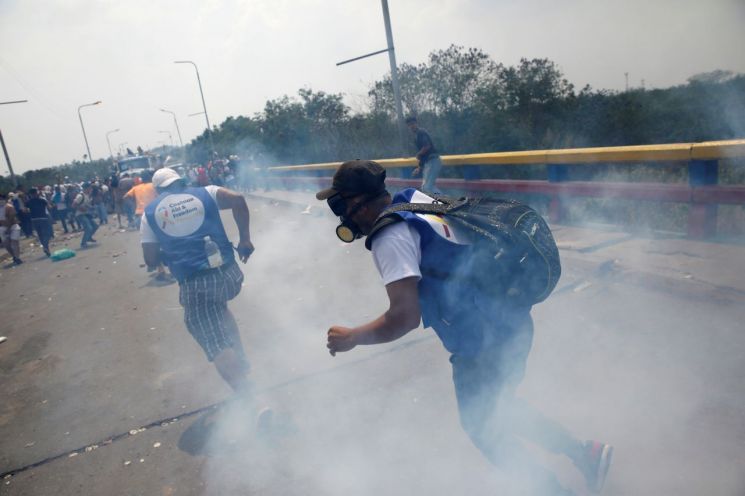 "원조 반입 vs 안돼" 베네수엘라 국경서 정부·야권 충돌…최루탄 발포