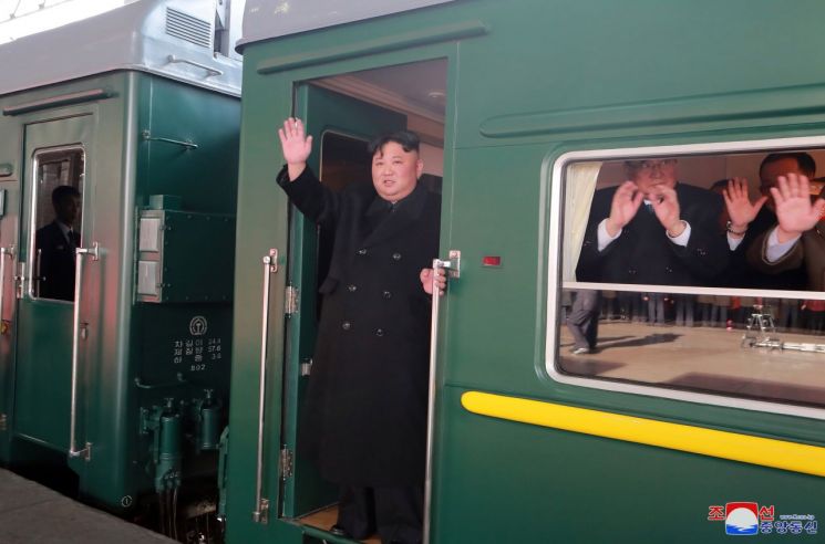 김정은 전용열차 중국-베트남 국경 통과…하노이 진입 목전