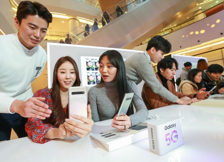 갤럭시 스튜디오를 찾은 소비자들이 5G 스마트폰 '갤럭시 S10 5G'를 체험하고 있다. 갤럭시 S10 5G 체험 공간은 타임스퀘어와 코엑스, 롯데월드몰 내에 마련됐다.