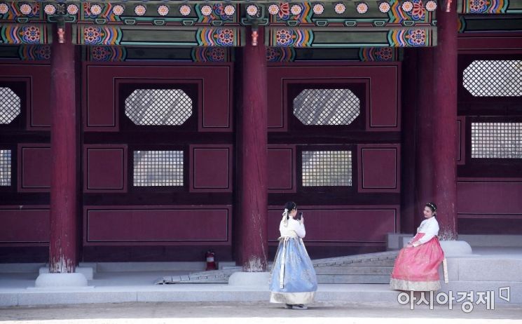 [포토] 포근한 봄 날씨의 경복궁