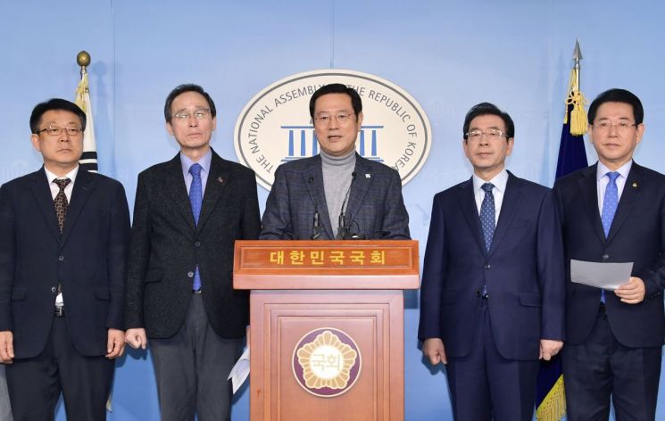 [포토] 이용섭 광주시장, 15개 시·도지사와 5·18 민주화운동 공동입장문 발표