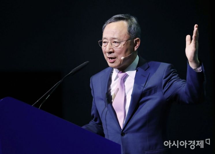 황창규 KT 회장이 25일(현지시간) 스페인 바르셀로나 피아그란비아에서 열린 MWC19(모바일 월드 콩그레스)에서 기조연설을 하고 있다. /바르셀로나=사진공동취재단