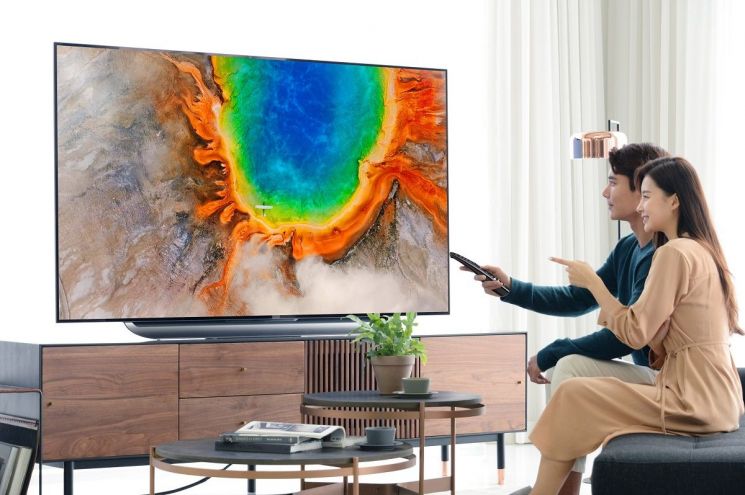 모델들이 '2세대 인공지능 알파9' 프로세서로 더 강력해진 2019년형 LG 올레드 TV AI 씽큐 신제품(모델명: 77C9)을 소개하고 있다. (사진=LG전자)