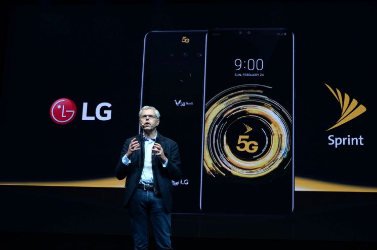 스프린트 Ceo 미셸 콤브(Michael Combes)가 LG V50 ThinQ 5G를 소개하고 있다.