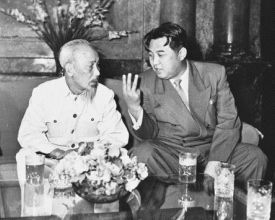 1958년 김일성 북한 주석(오른쪽)이 베트남을 방문해 호치민 주석을 만나 대화하고 있다.