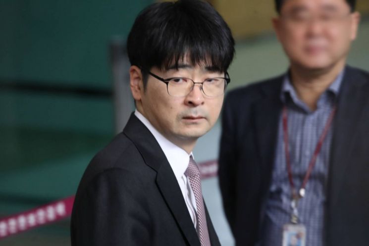 "거짓은 유통기한이 있다" 탁현민, 박노해 시 '살아서 돌아온 자'로 조국 지지