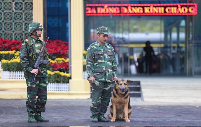 베트남 동당역에서 베트남 군인들이 경비를 서고 있다. <사진=VnExpress>