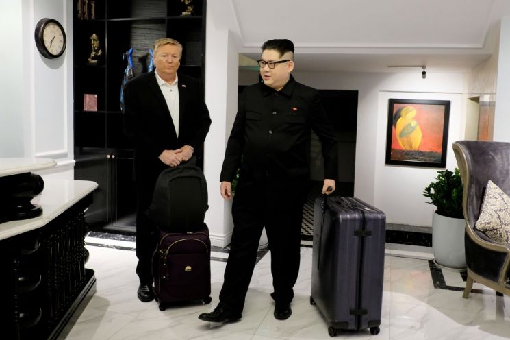 김정은 북한 국무위원장과 도널드 트럼프 미국 대통령의 닮은꼴들이 공항으로 출발하기 위해 짐을 챙기고 있다. [이미지출처=EPA연합뉴스]