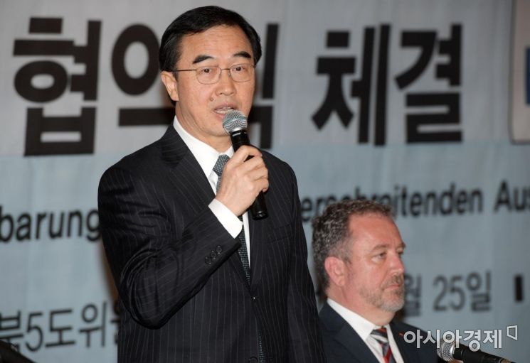 [포토]한독 실향민 국제교류 협약식 찾은 조명균 장관