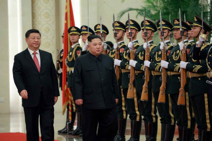 지난해 1월 중국 인민해방군 사열 받는 김정은(가운데) 북한 국무위원장과 시진핑 중국 국가 주석(왼쪽) [이미지출처=연합뉴스]