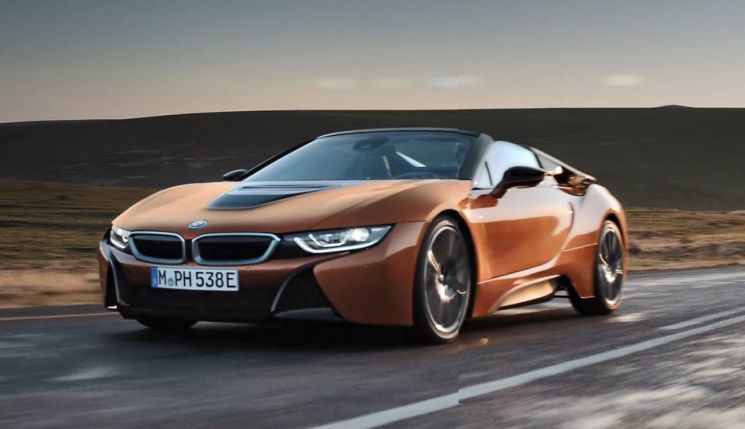 주행 중인 BMW i8. 43%의 '탄소섬유 강화플라스틱(CFRP)'로 만들어졌습니다. [사진=bmw.com]