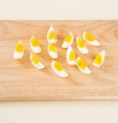 1. 삶은 달걀은 껍데기를 까서 세로로 6등분한다. 
(Tip 반으로 잘라서 3등분을 하세요.)