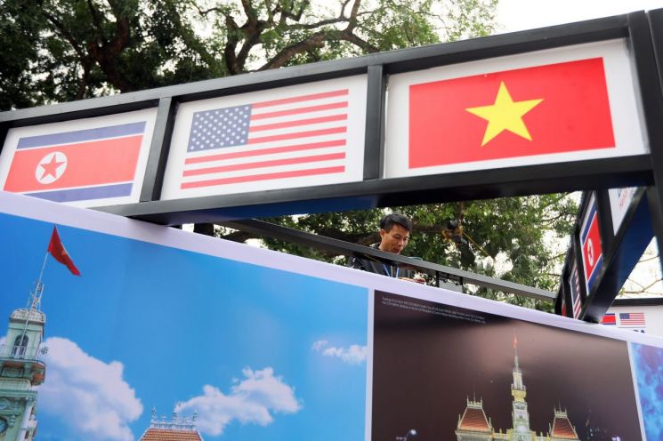트럼프, 베트남 하노이로 출발…"비핵화로 北경제강국 될 것"