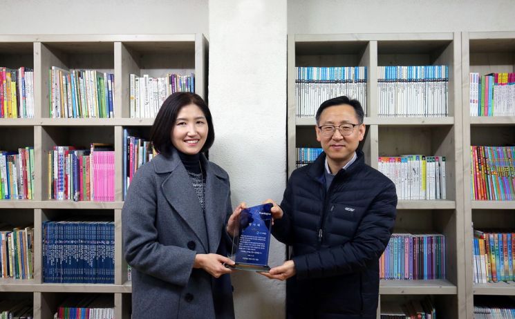 작년에 352권의 책을 기부한 GS리테일 최초의 도서기부 고객참여자 김인정 고객(좌측)이 은평구 들꽃도서관에서 감사패를 전달받고 있다