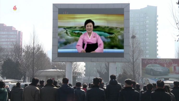 북한 조선중앙TV는 2차 북미정상회담을 위해 베트남으로 떠난 김정은 국무위원장 소식을 접한 주민들 반응에 대해 25일 보도했다(사진=연합뉴스).