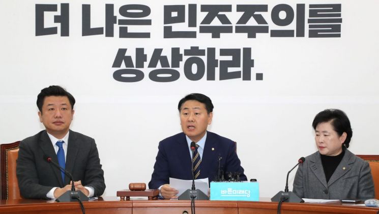 김관영 “한국당 당권주자들, ‘태극기부대 회장’ 되려고 하나”