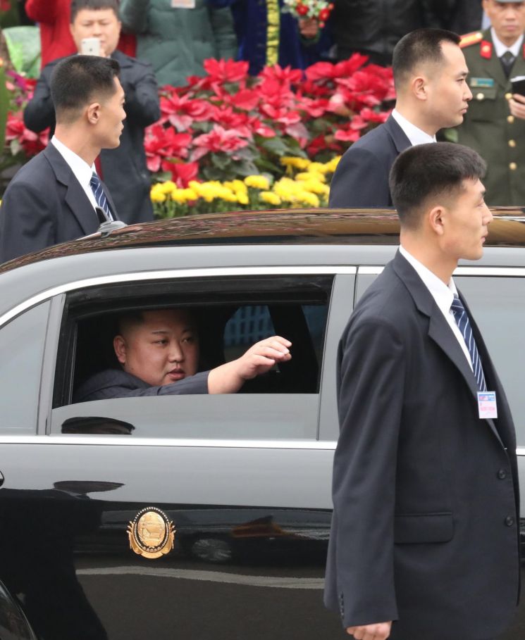 북·미정상회담을 하루 앞둔 26일 김정은 북한 국무위원장이 중국과 접경지역인 베트남 랑선성 동당역에 도착, 전용차에 옮겨탄 뒤 환영인파에 손을 흔들어주고 있다. <이하 사진=연합뉴스>