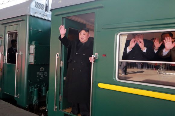 "김정은 전용열차 다시 중국으로"…金 귀로에도 관심