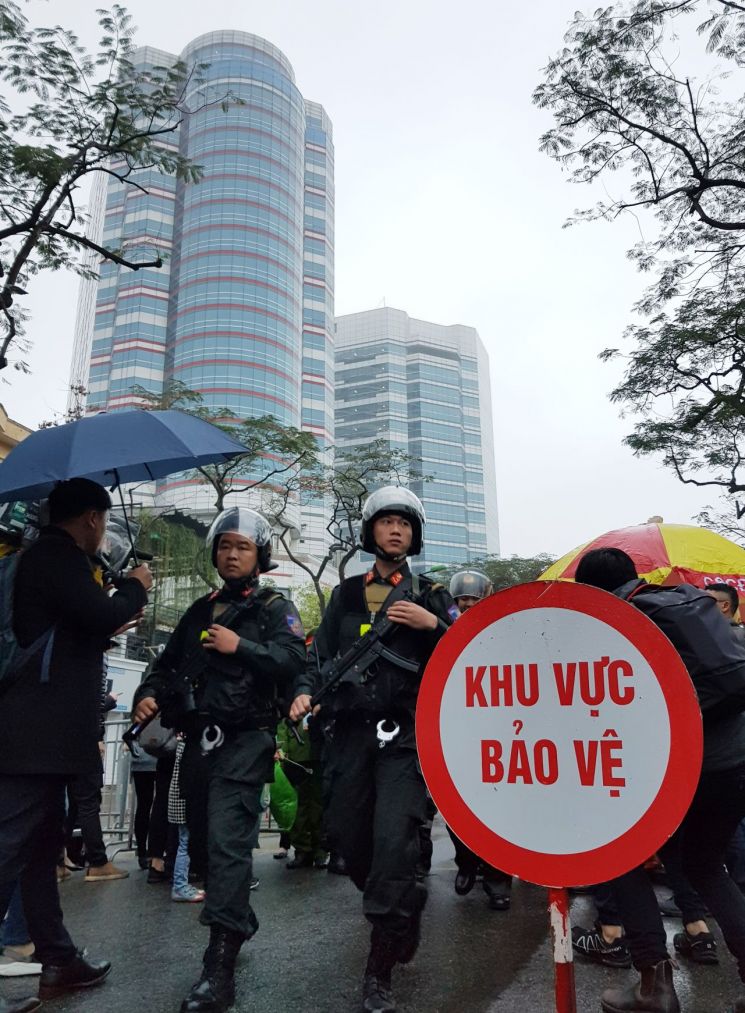 26일 베트남 하노이 김정은 위원장의 숙소로 유력한 멜리아 호텔 주변 도로가 차단되어 있다. [이미지출처=연합뉴스]