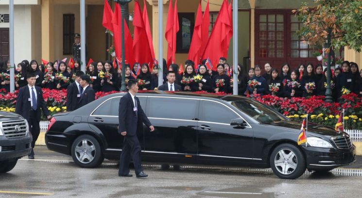 김정은, 차 타고 170㎞ 달려 멜리아 호텔 도착…시민들 환영