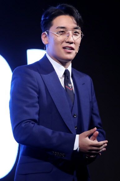 승리, 클럽서 성접대 의혹…YG “가짜뉴스”