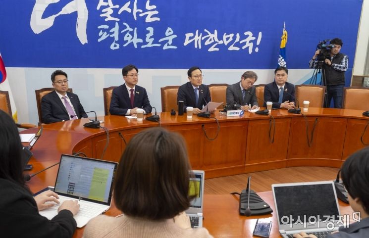 [포토] 기자회견 갖는 홍영표 원내대표