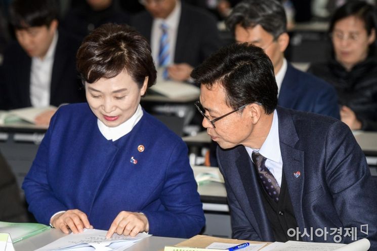 [포토] 의견 나누는 김현미 장관-홍장표 위원장