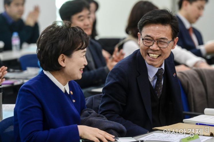 [포토] 환하게 웃는 김현미 장관-홍장표 위원장