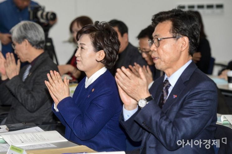 [포토] 박수치는 김현미 장관-홍장표 위원장