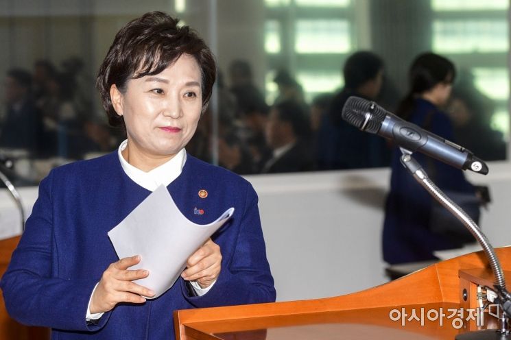 [포토]연단으로 향하는 김현미 장관