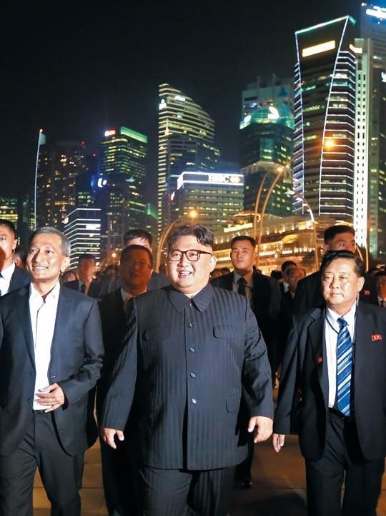 지난해 제1차 북·미정상회담을 하루 앞둔 6월 11일 싱가포르 시내를 둘러보는 김정은 북한 국무위원장