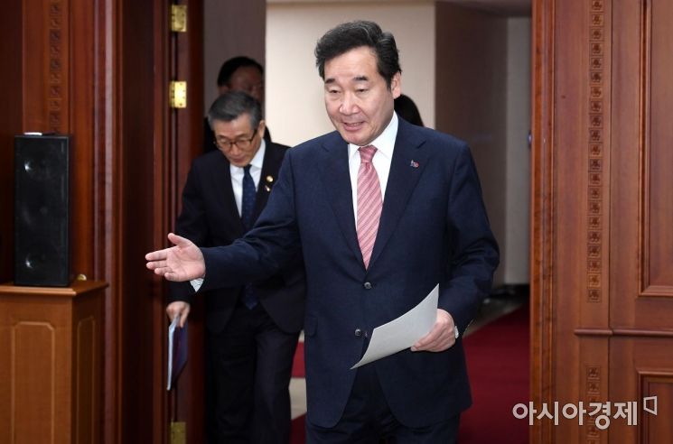 [포토] 국정현안점검조정회의 참석하는 이낙연 총리
