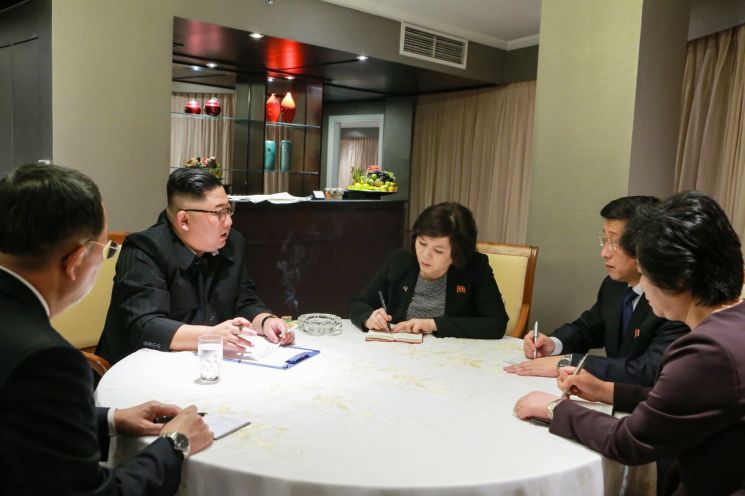 김정은 북한 국무위원장이 26일 베트남 하노이에 도착해 실무대표단의 보고를 받았다고 노동신문과 조선중앙통신이 27일 보도했다.