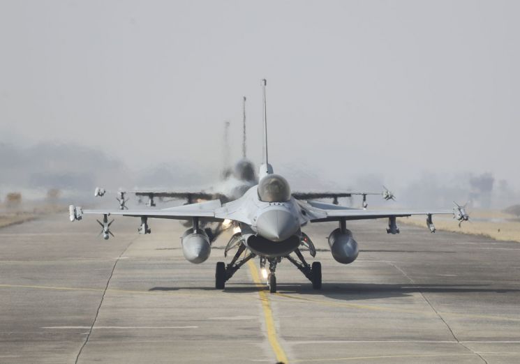 27일 낮 12시 13분께 전북 군산시 공군기지에서 이륙한 우리 공군 소속의 KF-16D 전투기 1대가 서해 해상으로 추락했다. (사진=연합뉴스)