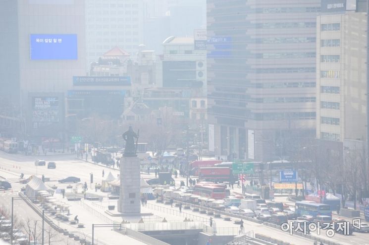 수도권을 중심으로 미세먼지가 기승을 부린 27일 서울 광화문광장이 뿌연 모습을 보이고 있다. /문호남 기자 munonam@