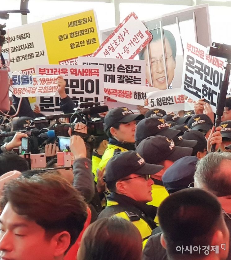 [포토] 한국당 전당대회 기습시위하는 민노총
