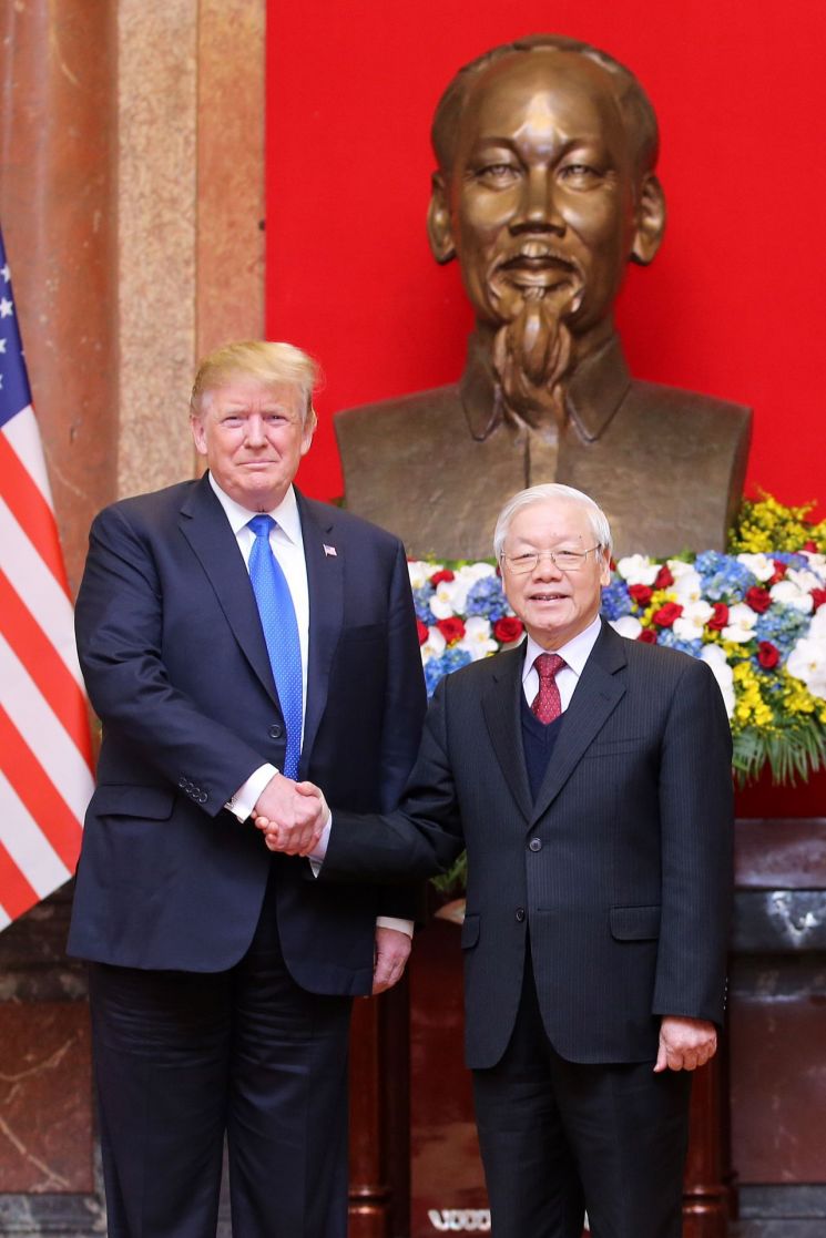 베트남 주석 먼저 만난 트럼프…"美·베 관계는 北에 본보기"(종합)