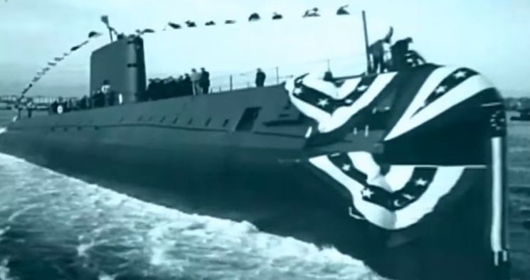 세계 최초의 원자력 잠수함 'USS 노틸러스호'가 1954년 1월 진수되고 있는 모습. 이동식 원자로의 최초 모델이라고 할 수 있습니다. [사진=유튜브 화면캡처]