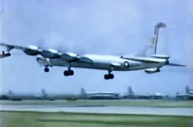 세계 최초의 원자력 항공기로 개발됐던 NB-36H 크루세이더. 개발단계에서 시험비행을 마친 후 안전성과 경제성 부족으로 폐기됩니다. [사진=유튜브 화면캡처]