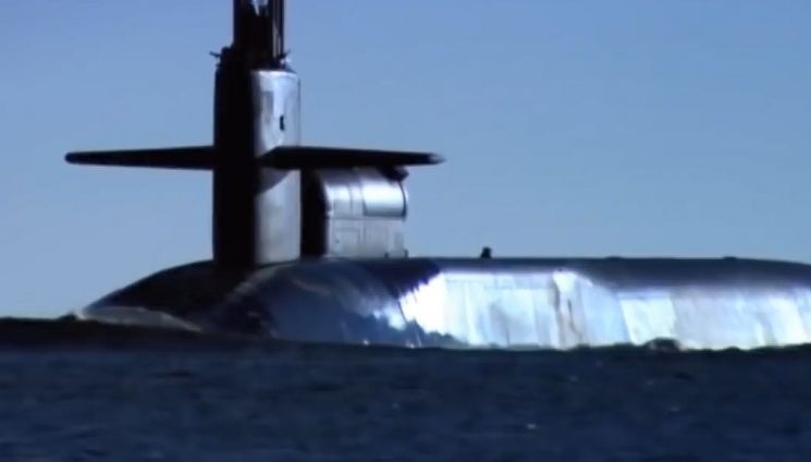 미국의 최신예 핵잠수함 'USS 플로리다호'가 잠수하는 모습. [사진=유튜브 화면캡처]