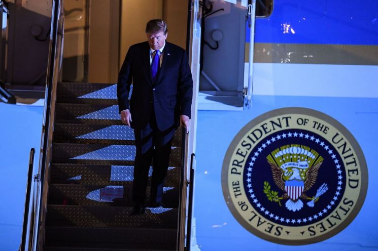 트럼프 대통령 전용기 계단을 내려오고 있다.