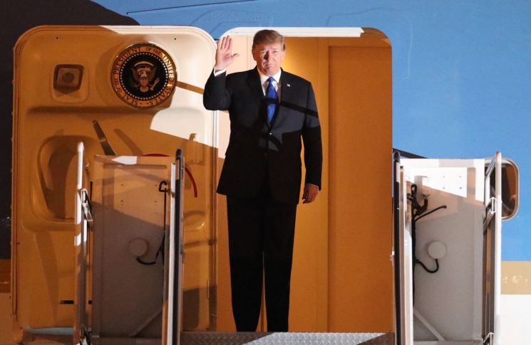 도널드 트럼프 미국 대통령이 2차 북·미정상회담 개최를 하루 앞둔 26일(현지시간) 밤 전용기편으로 베트남 하노이의 노이바이 국제공항에 도착해 손을 흔들고 있다. <사진=AFP연합>