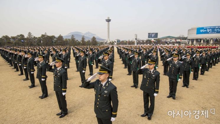 27일 서울 노원구 육군사관학교에서 열린 '75기 졸업 및 임관식'에서 졸업생들이 경례하고 있다./강진형 기자aymsdream@