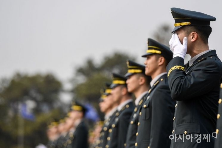지난 2월27일 서울 노원구 육군사관학교에서 열린 '75기 졸업 및 임관식'에서 한 졸업생이 눈물을 흘리고 있다./강진형 기자aymsdream@
