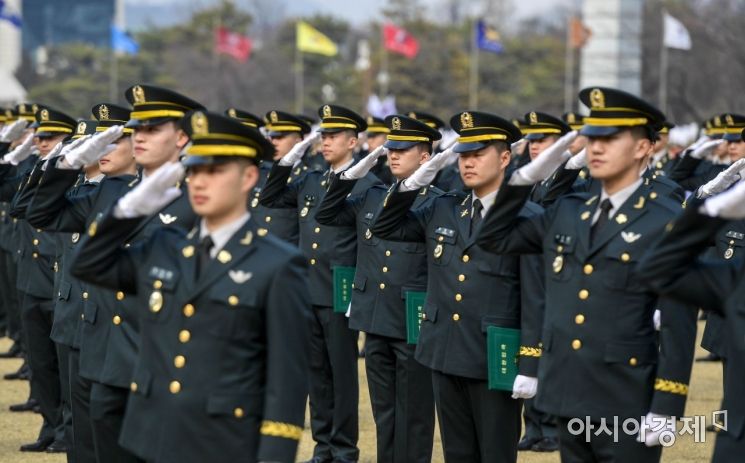 [포토] 경례하는 육사 졸업생들