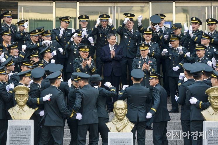 [포토] 졸업생 축하하는 정경두 국방부 장관