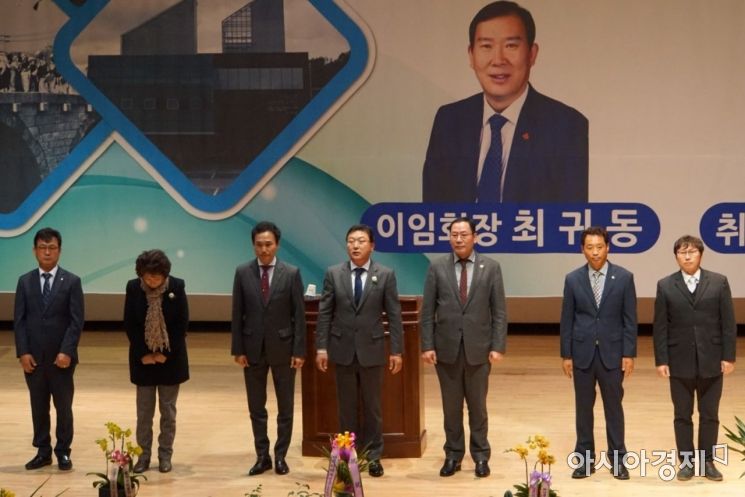 보성군 벌교읍민회 제11대 이형노회장(중앙)과 임원진