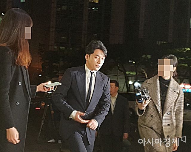 '성접대 의혹' 승리, 경찰 출석 "심려끼쳐 죄송…모발검사 요청할 것"