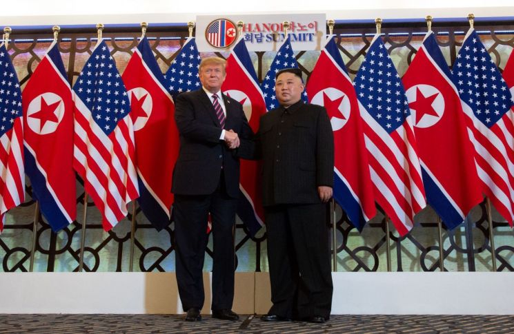 도널드 트럼프(왼쪽) 미국 대통령과 김정은 북한 국무위원장이 2차 북·미정상회담 첫날인 27일(현지시간) 베트남 하노이의 소피텔 레전드 메트로폴 호텔에서 만나 악수하고 있다. 두 정상은 지난해 6·12 싱가포르 정상회담 이후 8개월여 만에 재회했다