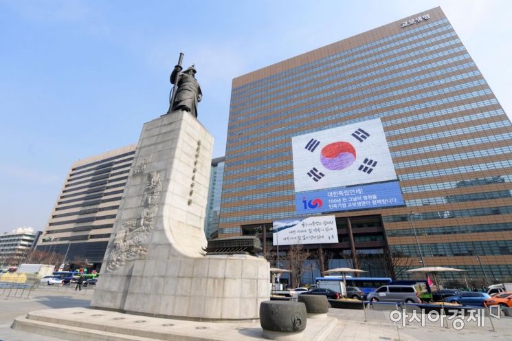 이순신 장군 동상 아래에서 바라본 교보생명빌딩 외벽에 ‘남상락 자수 태극기(1919년)’가 게양돼 있다. 독립운동가 남상락이 충남 당진 지역의 4·4 만세운동에 사용하기 위해 부인과 함께 만들었다. /문호남 기자 munonam@